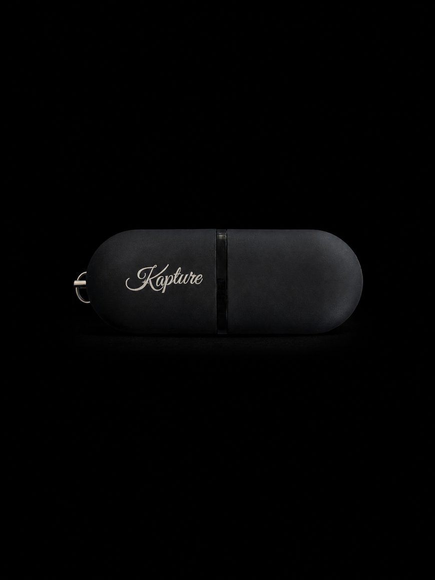 Memoria USB marca Kapture con videos de boda y competencias de baile · fotografía de registro